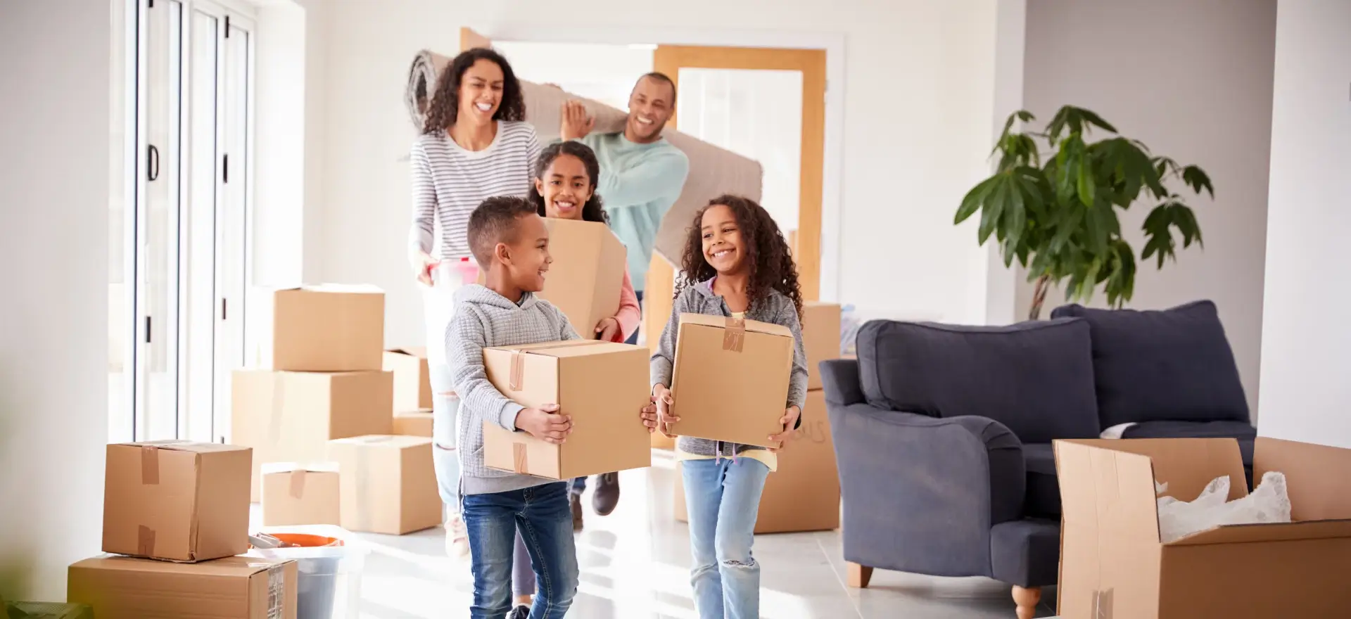 Happy family moving in to their new home thanks to Latin Mortgage Group, LLC.